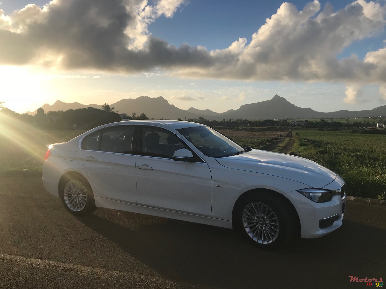 2013' BMW 3 Series photo #1