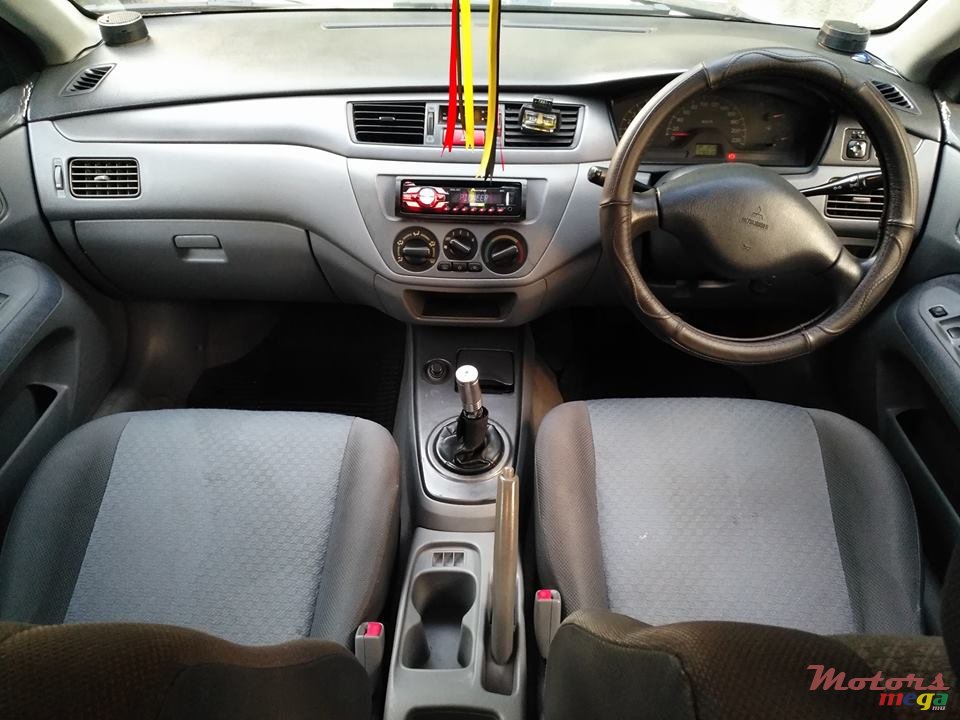 2002' Mitsubishi Lancer photo #5