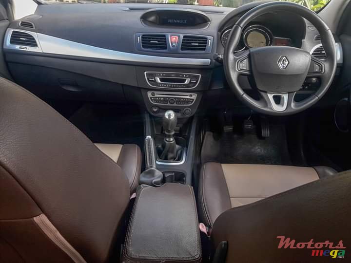 2011' Renault Megane photo #4