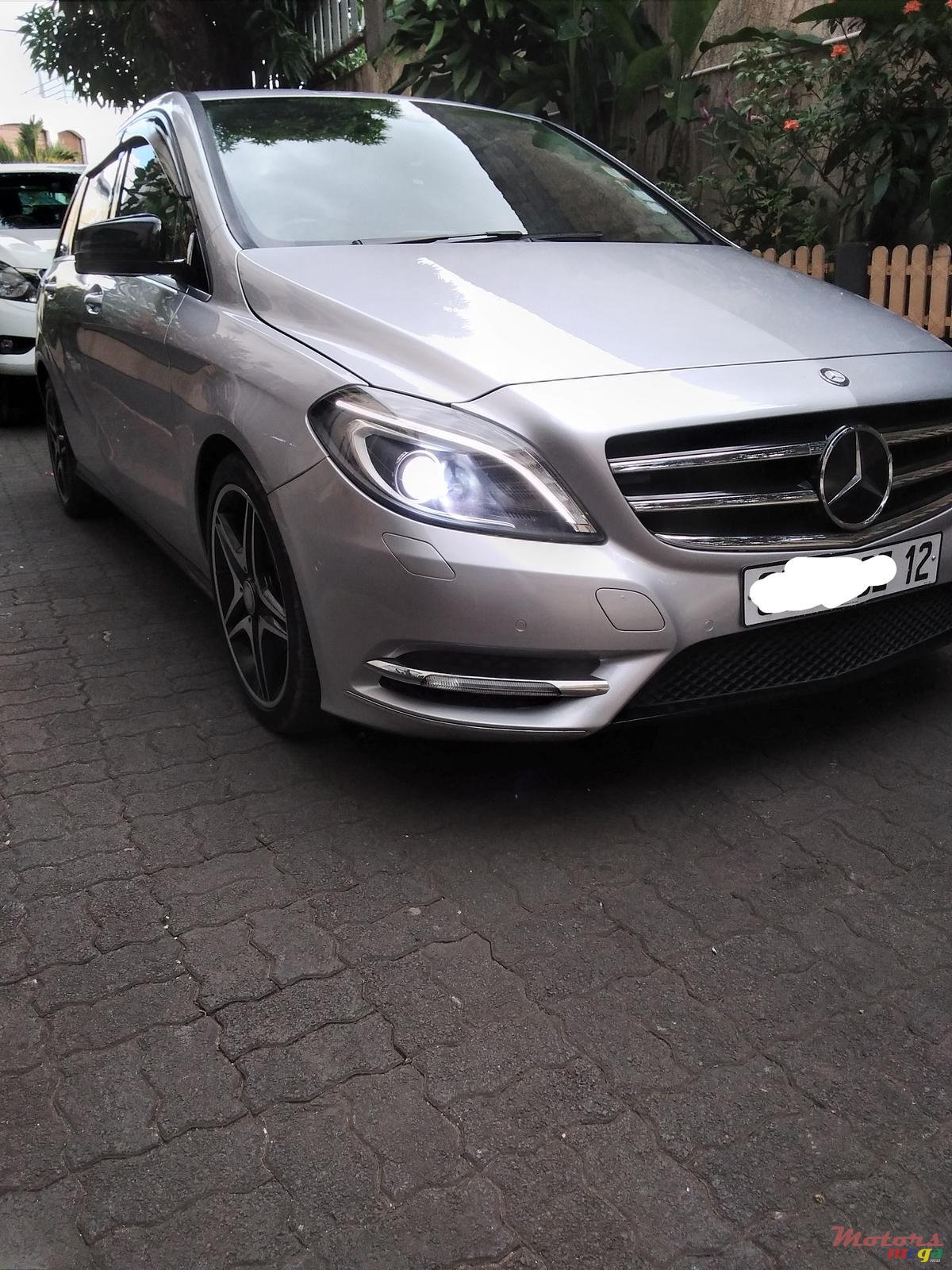 2012' Mercedes-Benz B 180 sport blue efficiency turbo photo #1