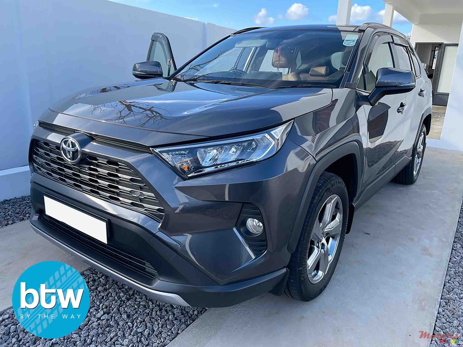 2019' Toyota RAV4 photo #2