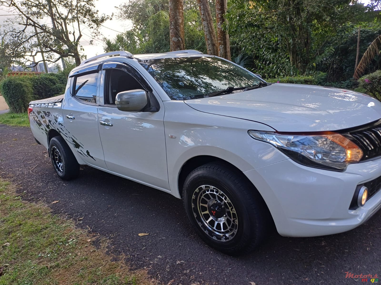 2017' Mitsubishi L 200 SPORTERO 2x4 photo #6