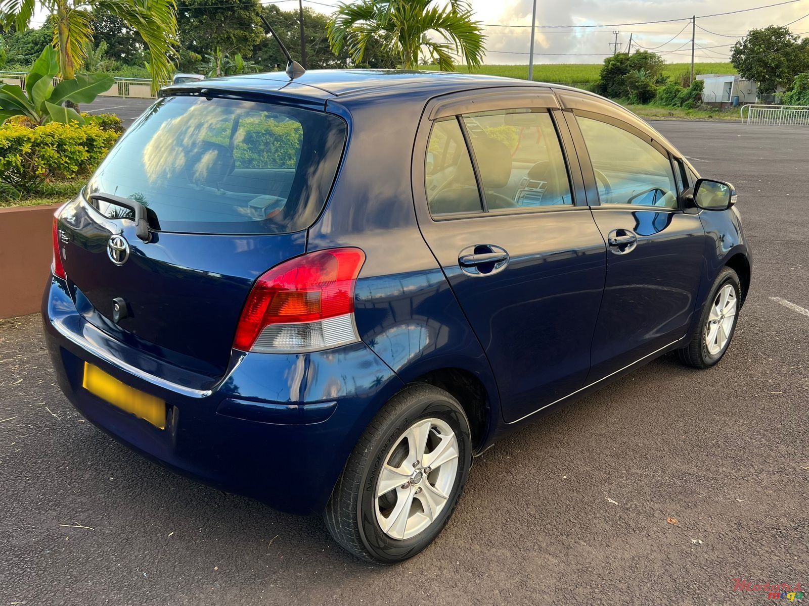 2009' Toyota Vitz photo #2