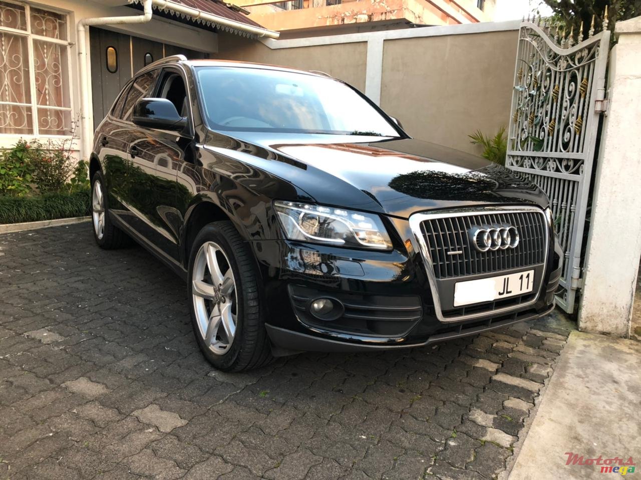 2011' Audi Q5 Quatro photo #1