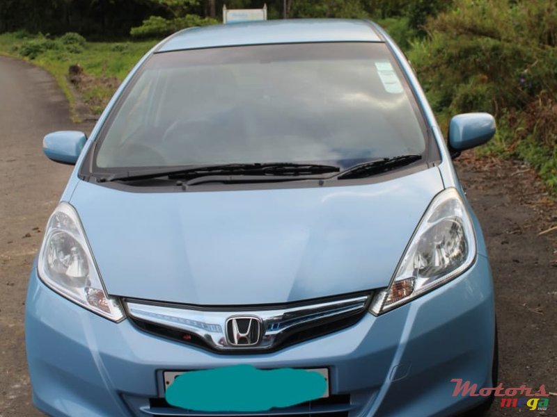 2013' Honda Fit Hybrid photo #2