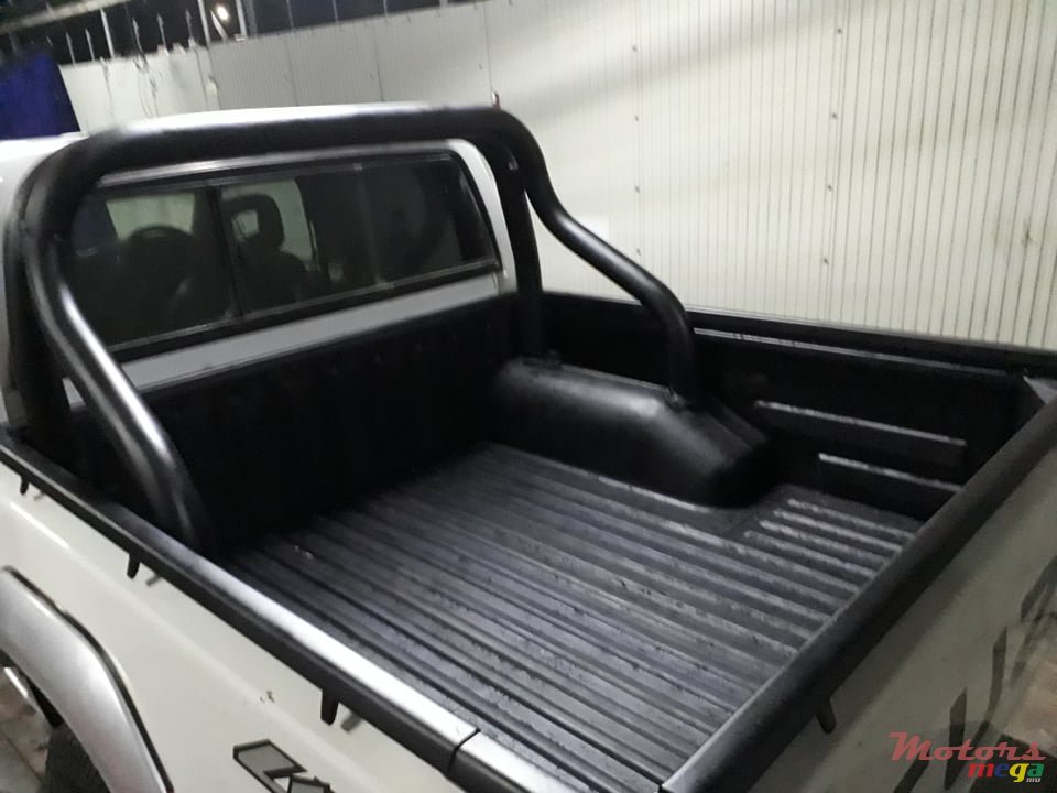 1999' Isuzu 4x4 photo #1