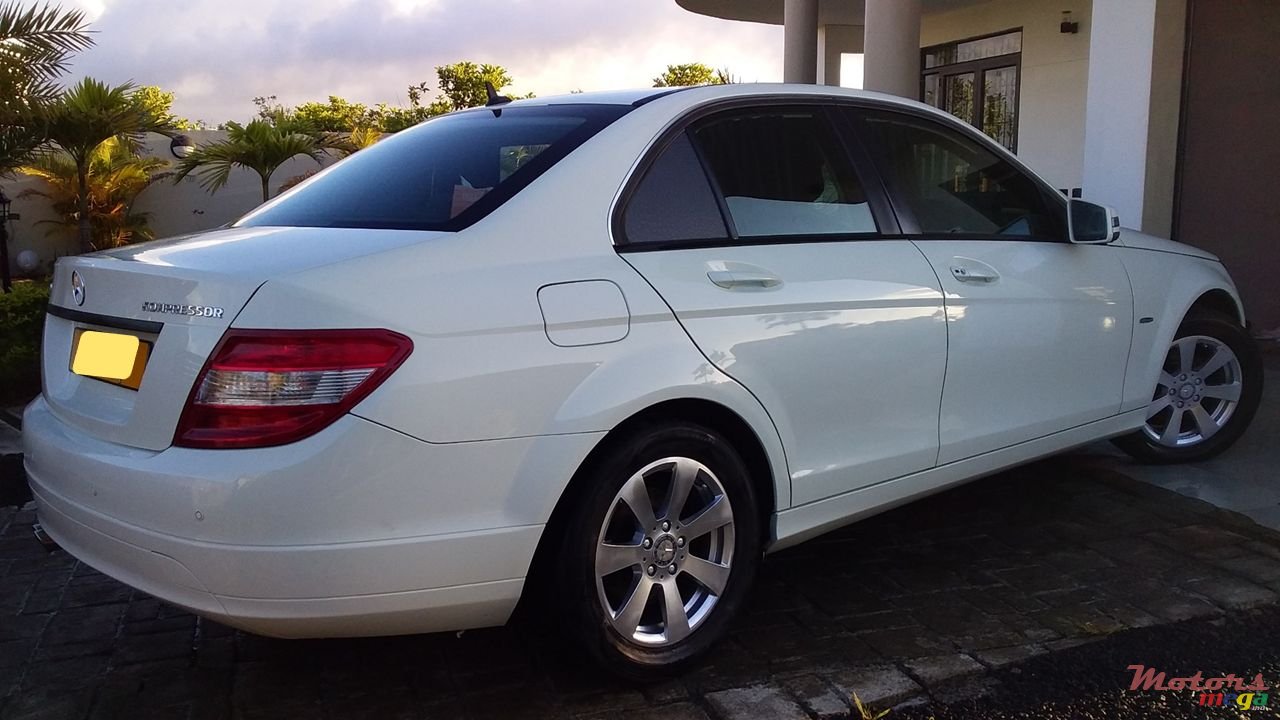 2010' Mercedes-Benz C-Class photo #2