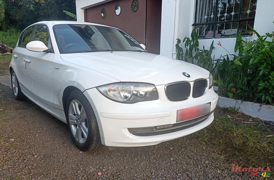 2009' BMW 1 Series 116i photo #1