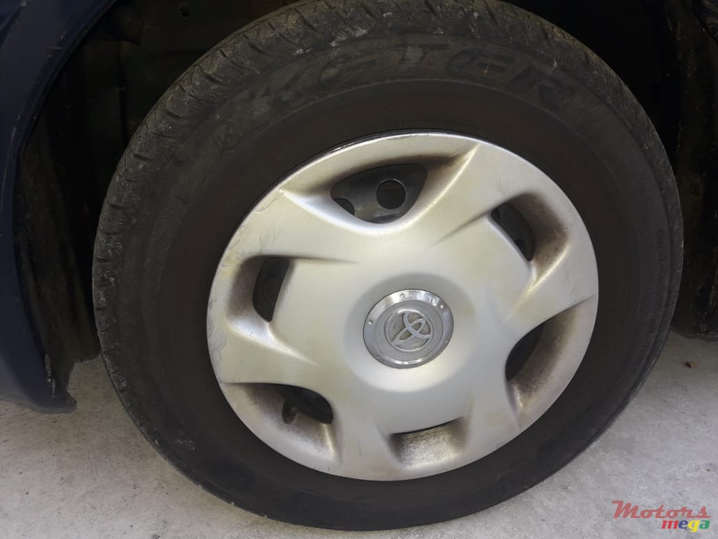 2002' Toyota Vitz photo #5