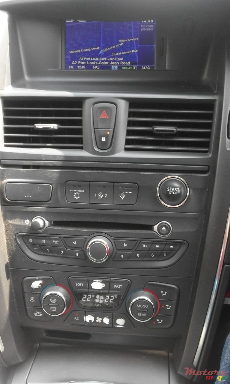 2011' Renault Latitude photo #5