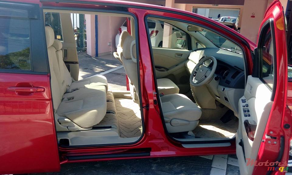 2014' Toyota Isis photo #4