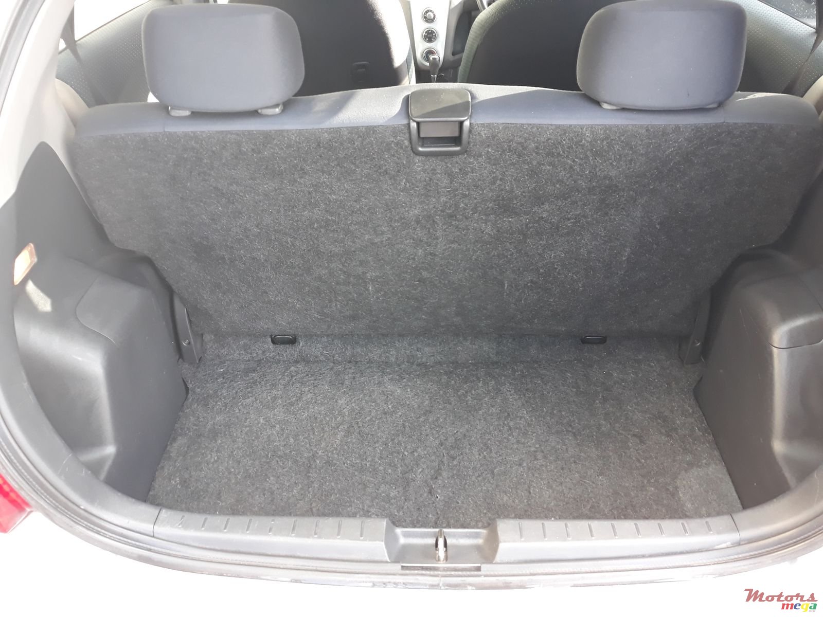 2005' Toyota Vitz photo #6