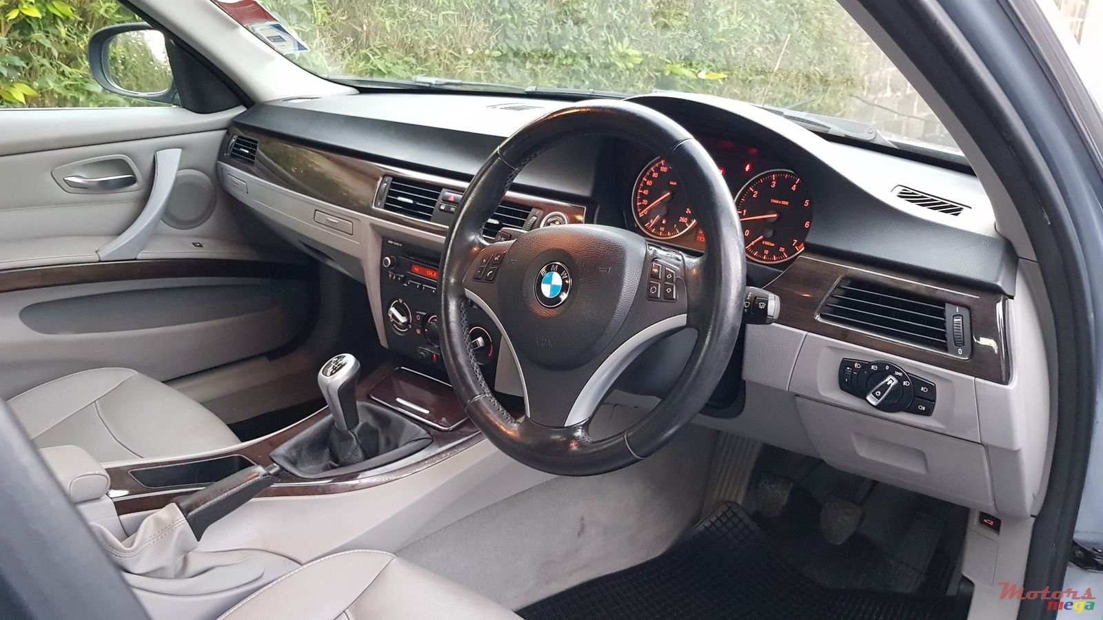 2011' BMW 320i EDITION photo #7