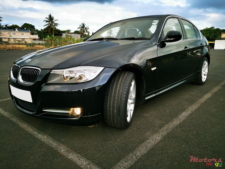 2011' BMW 3 Series 320i photo #3