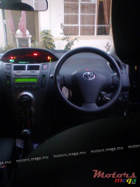 2009' Toyota Yaris photo #3