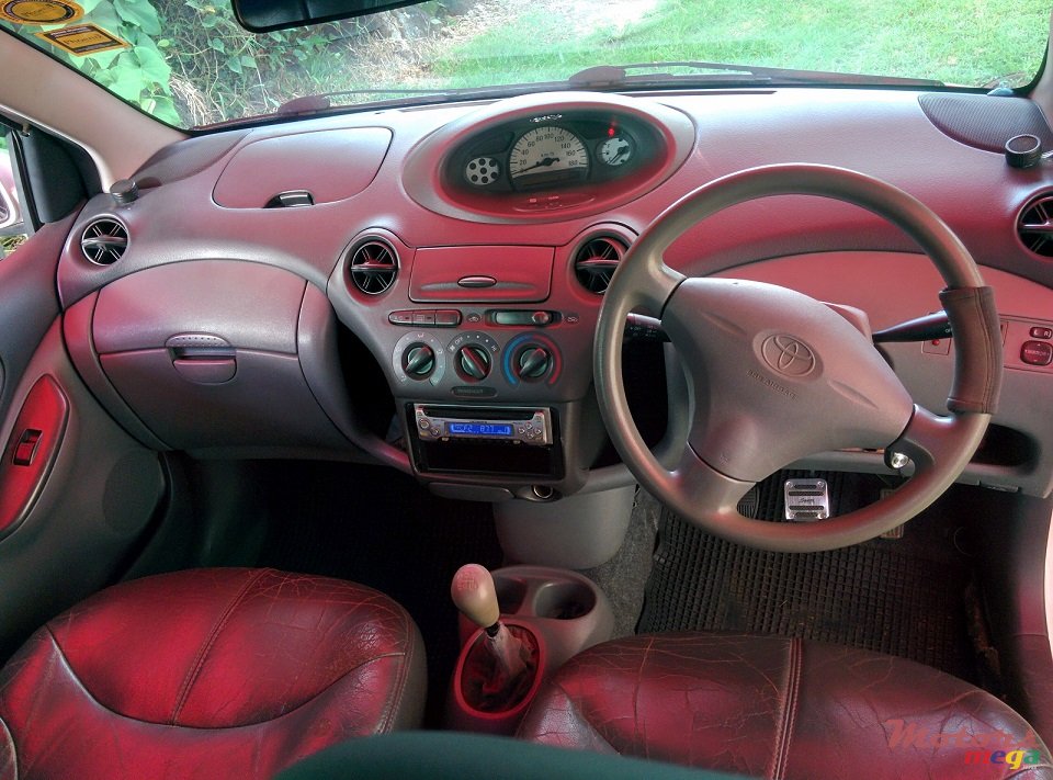 1999' Toyota Vitz photo #2