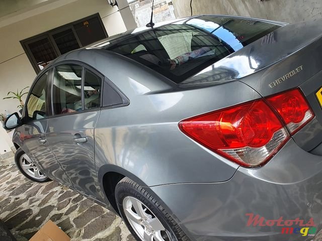 2011' Chevrolet Cruze photo #3