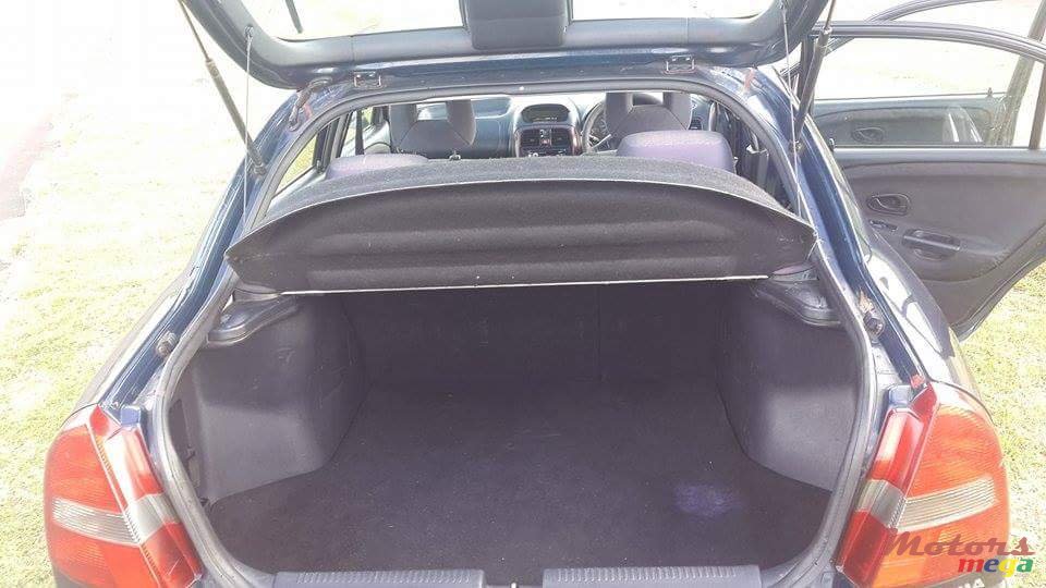 2002' Mitsubishi Carisma photo #6