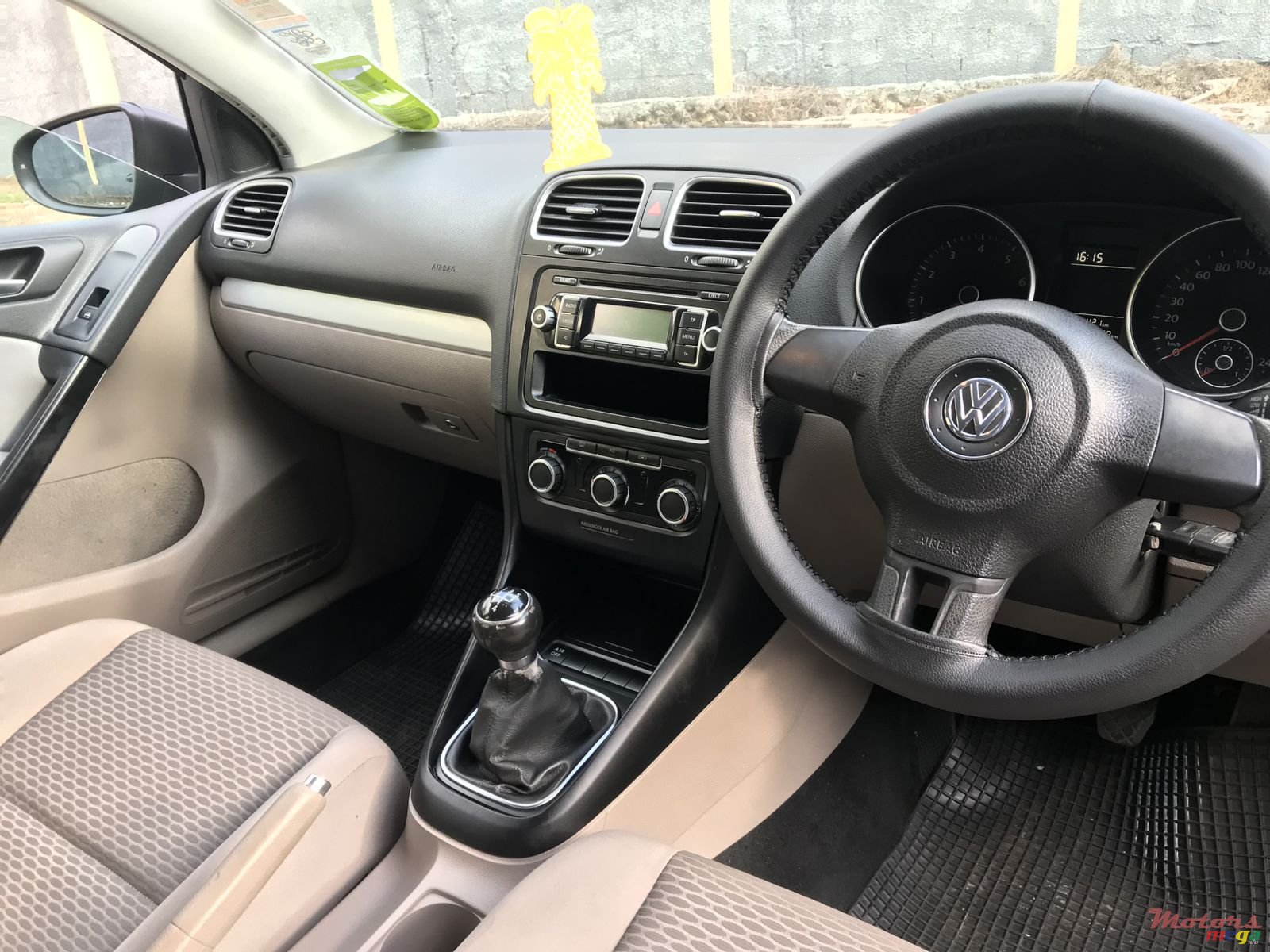 2009' Volkswagen Golf photo #2