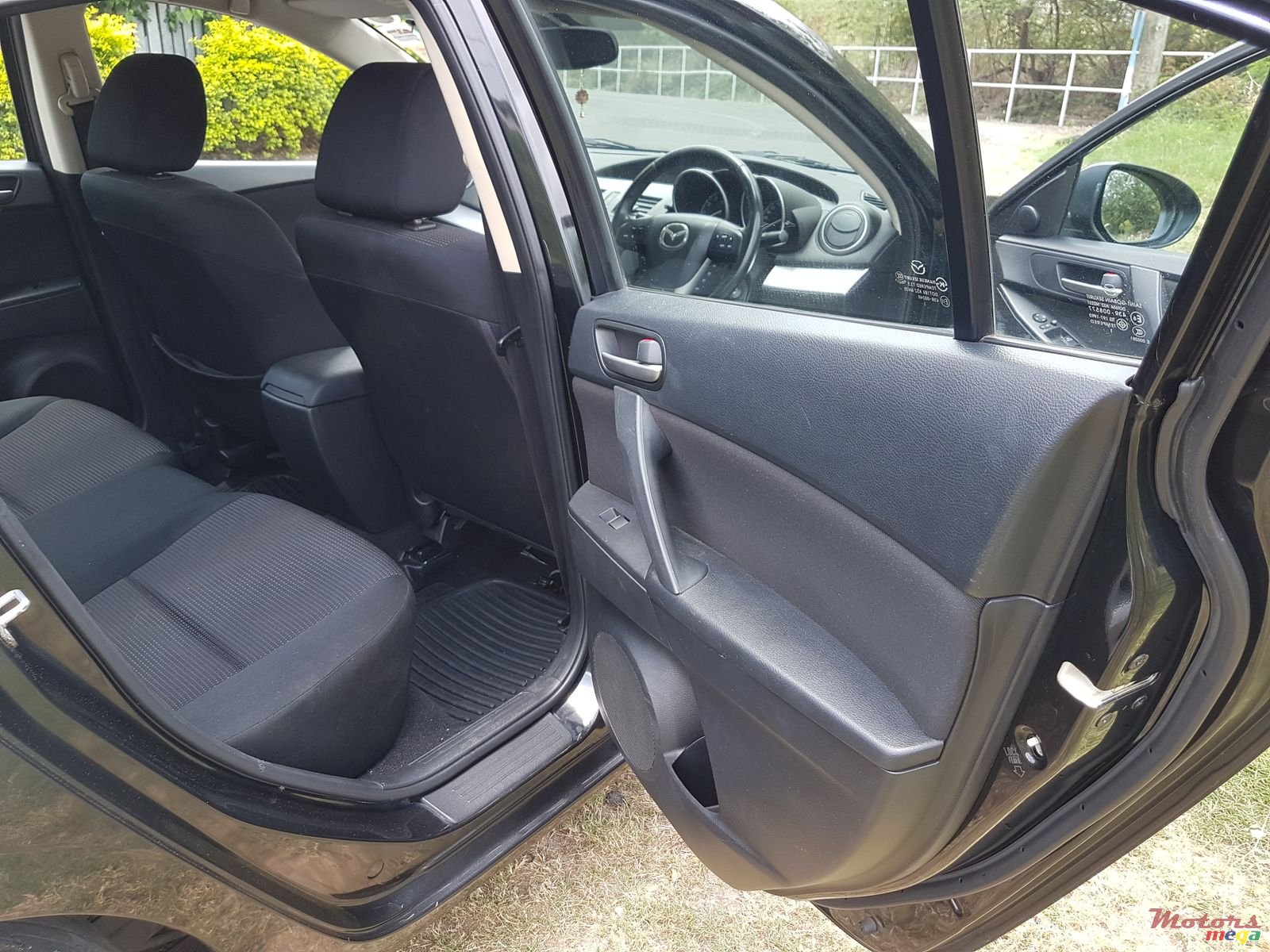 2012' Mazda 3 Saloon photo #5