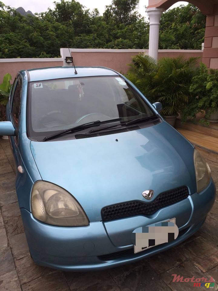 2001' Toyota Vitz photo #1