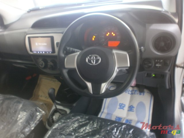 2015' Toyota Vitz photo #4