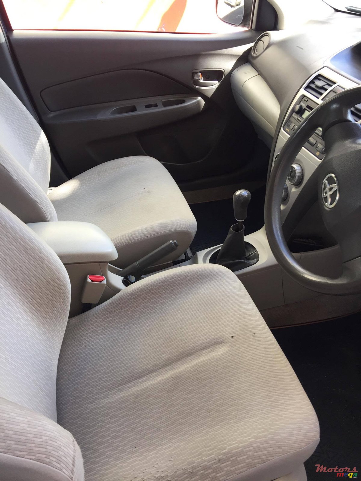 2012' Toyota Yaris sedan photo #4