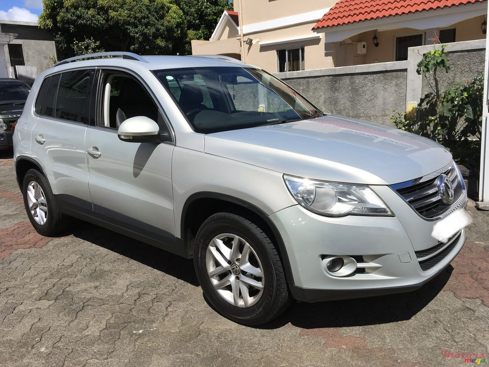 2009' Volkswagen Tiguan photo #2