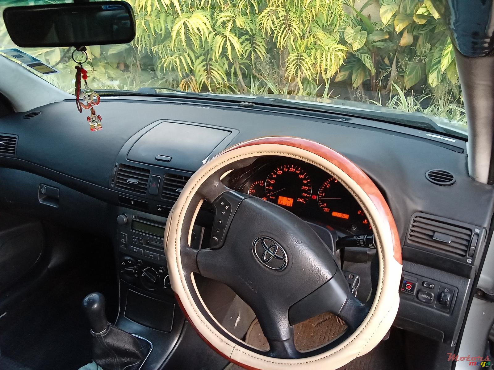 2004' Toyota Avensis photo #1