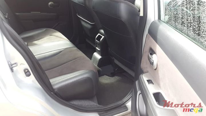 2009' Nissan Tiida Hatchback photo #4