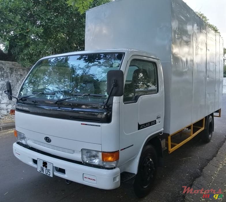 2005' Nissan 300 photo #1