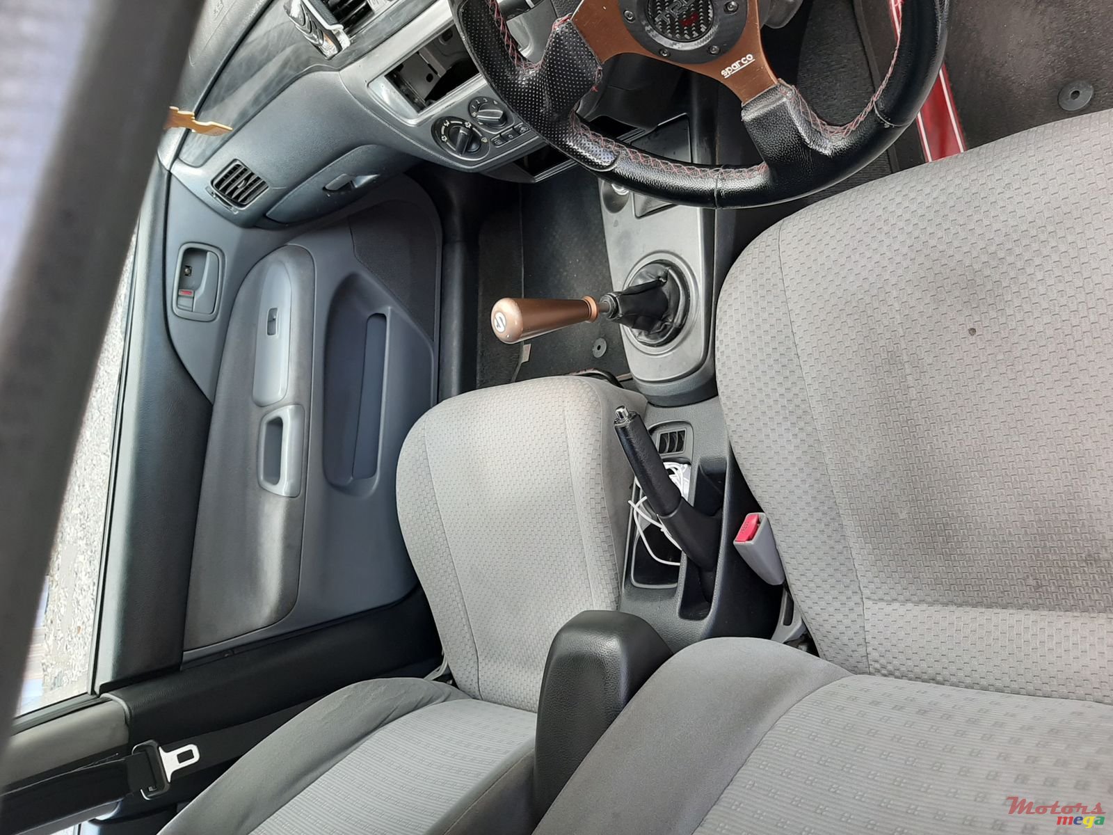 2004' Mitsubishi Lancer photo #6