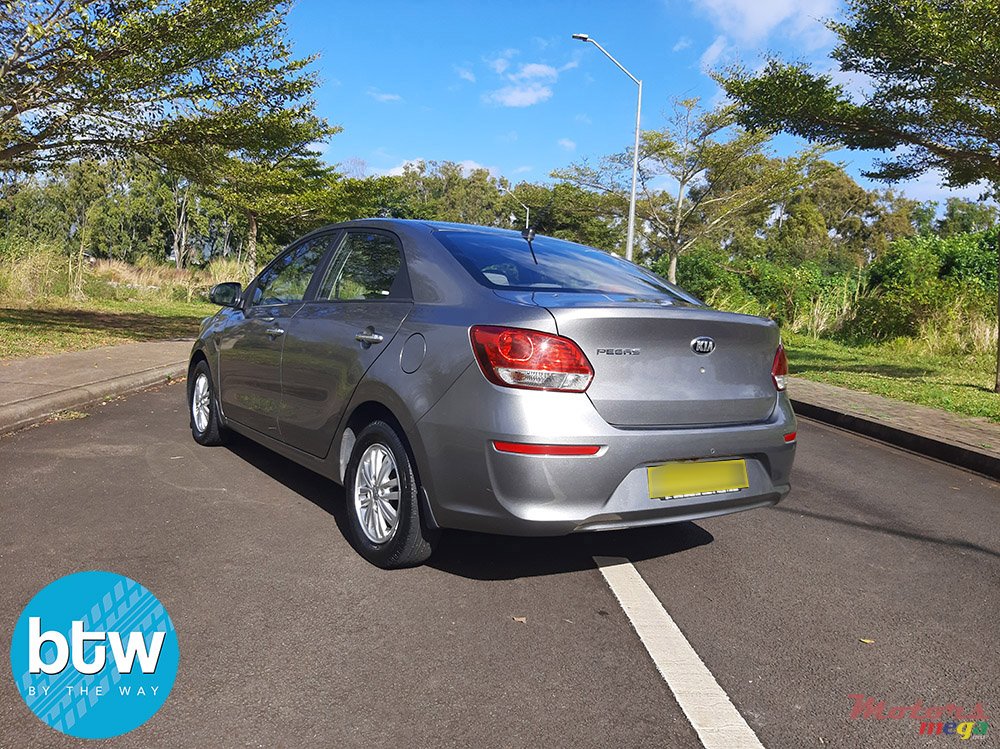 2020' Kia Rio photo #3