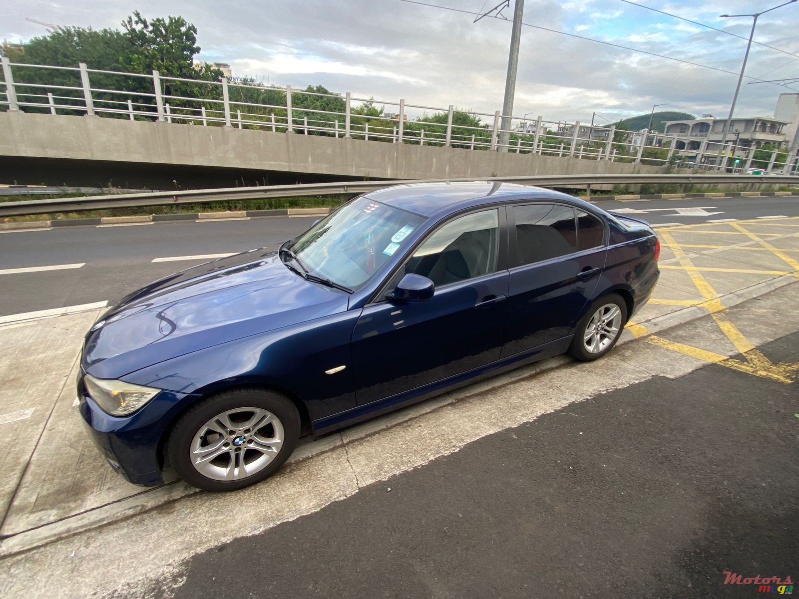 2010' BMW 320 photo #2