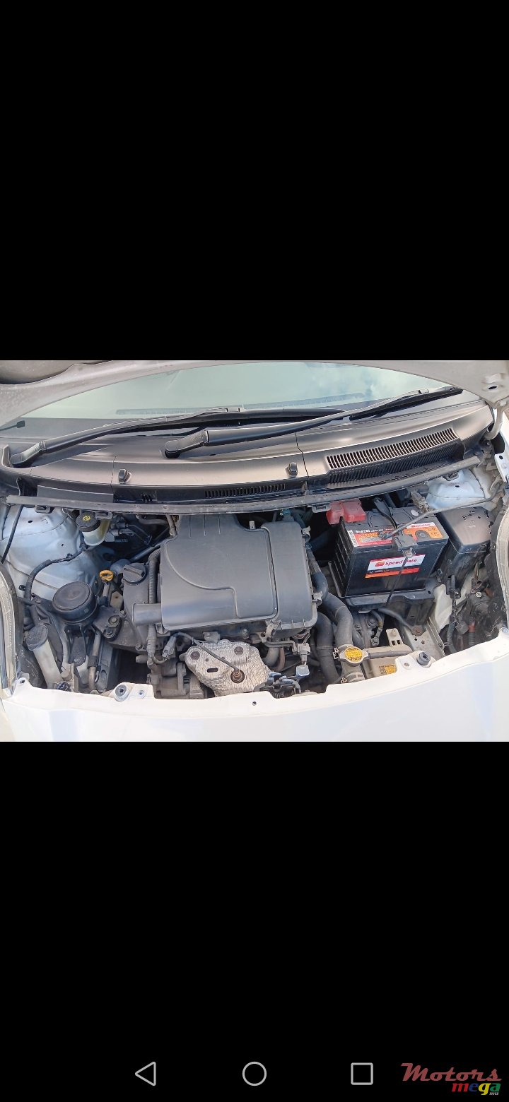 2011' Toyota Vitz photo #6