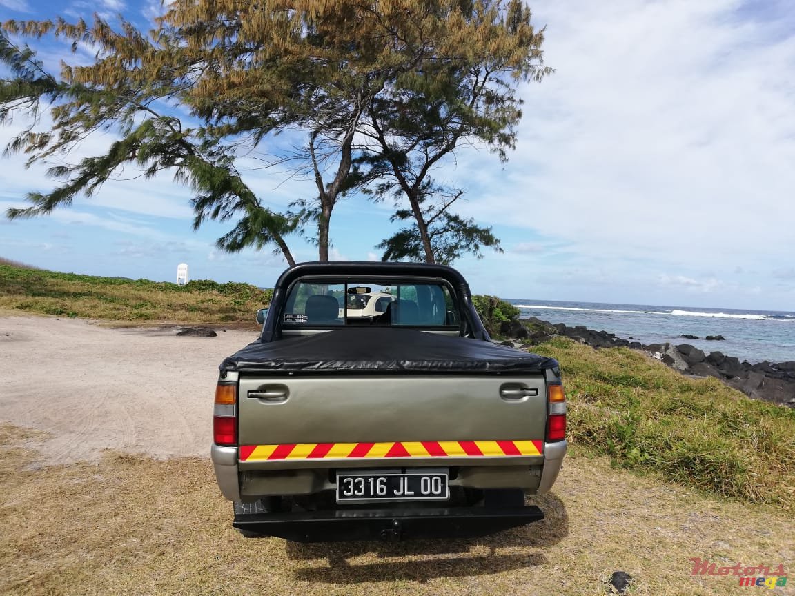 2000' Isuzu 280 photo #3