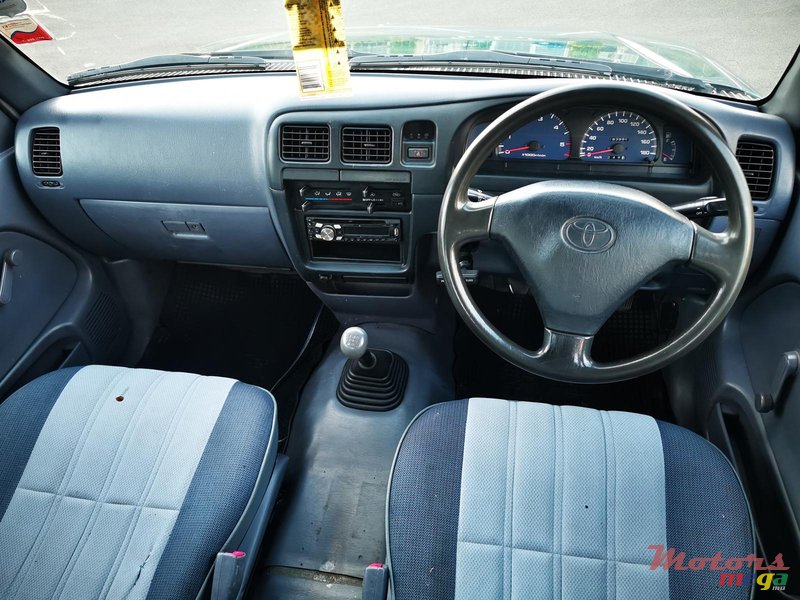 1998' Toyota Hilux 2x4 photo #5