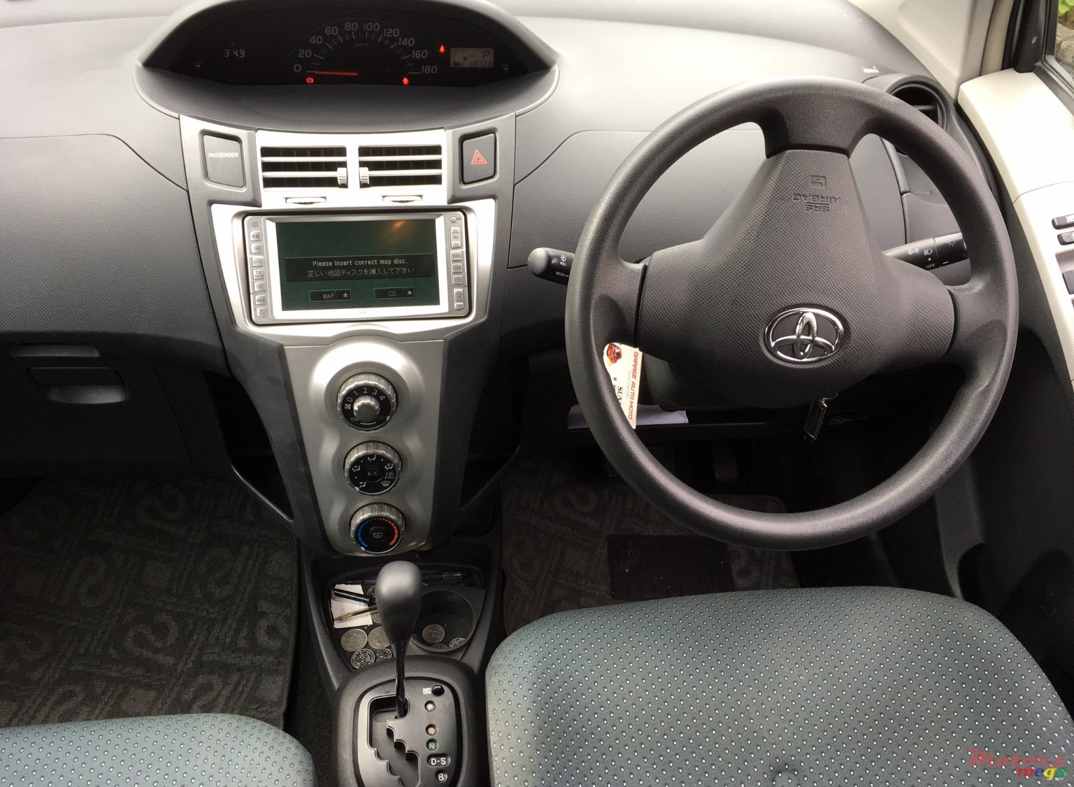 2006' Toyota Vitz photo #2