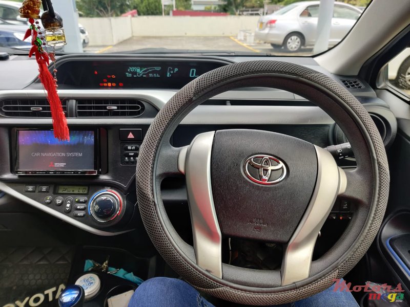 2015' Toyota Aqua photo #2