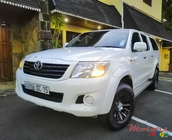 2015' Toyota Hilux photo #1