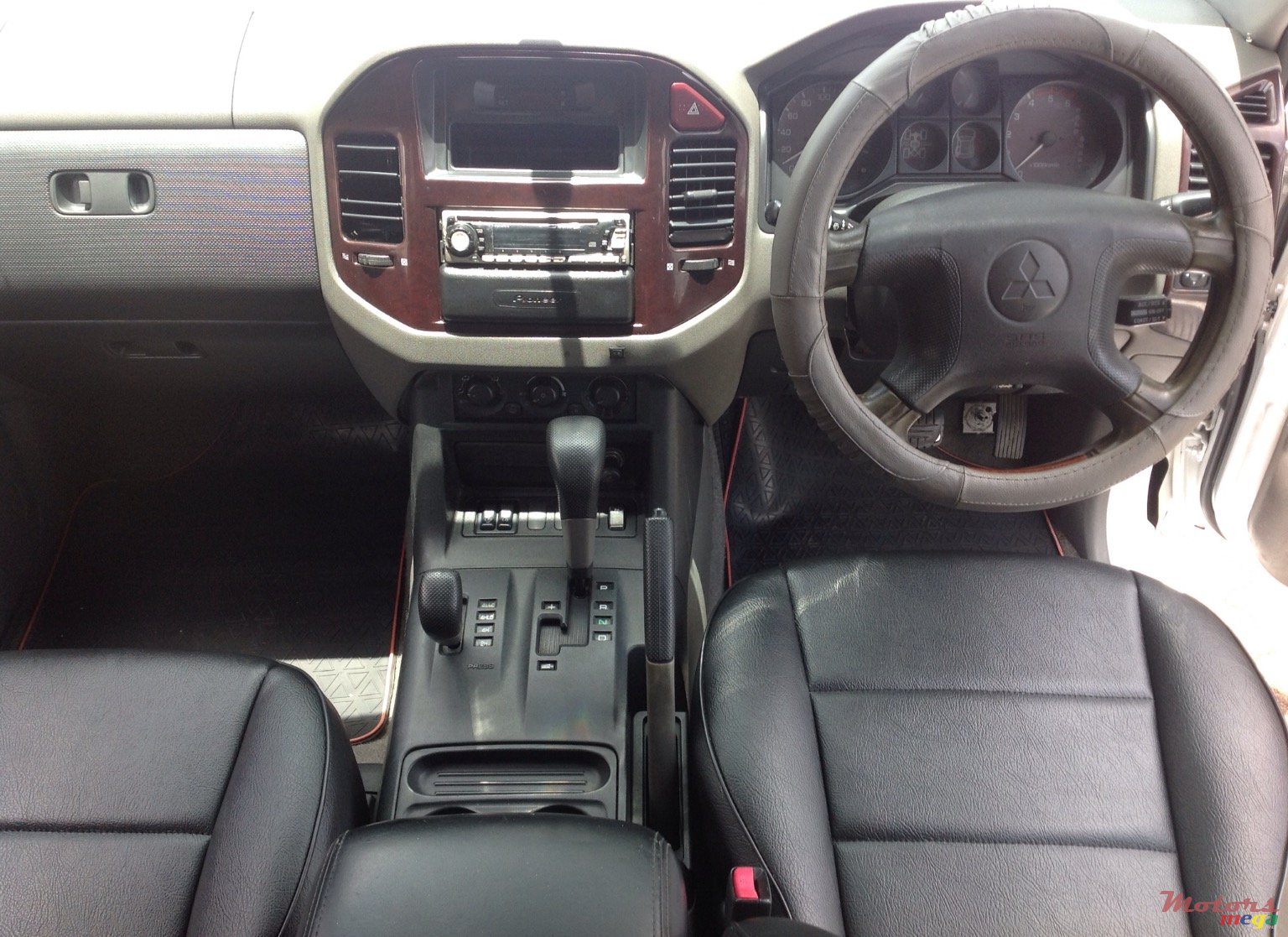 2000' Mitsubishi Pajero photo #2