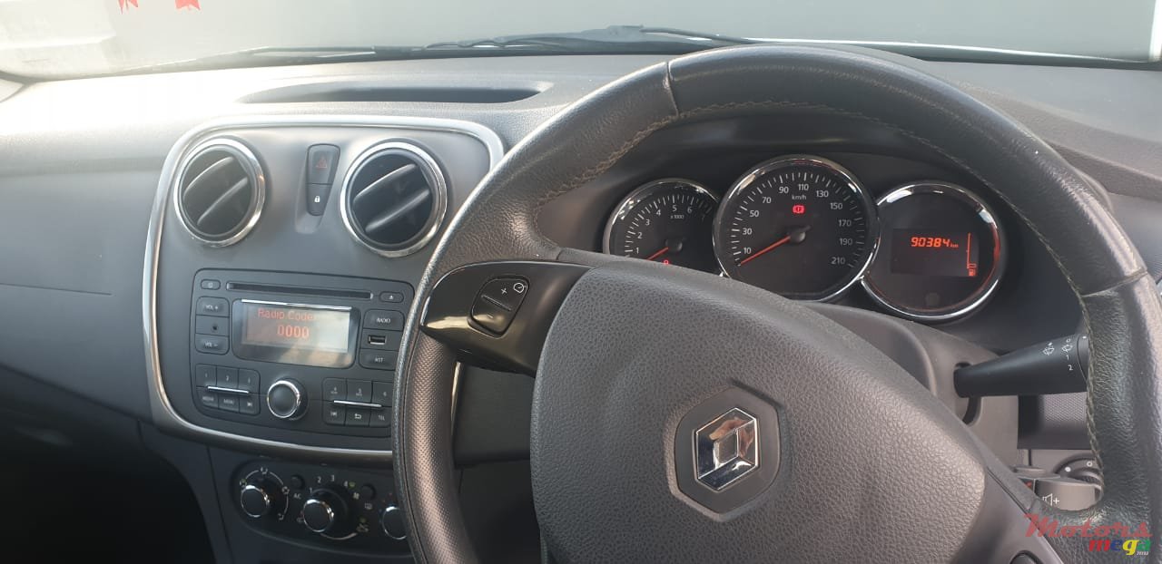 2014' Renault Sandero photo #4