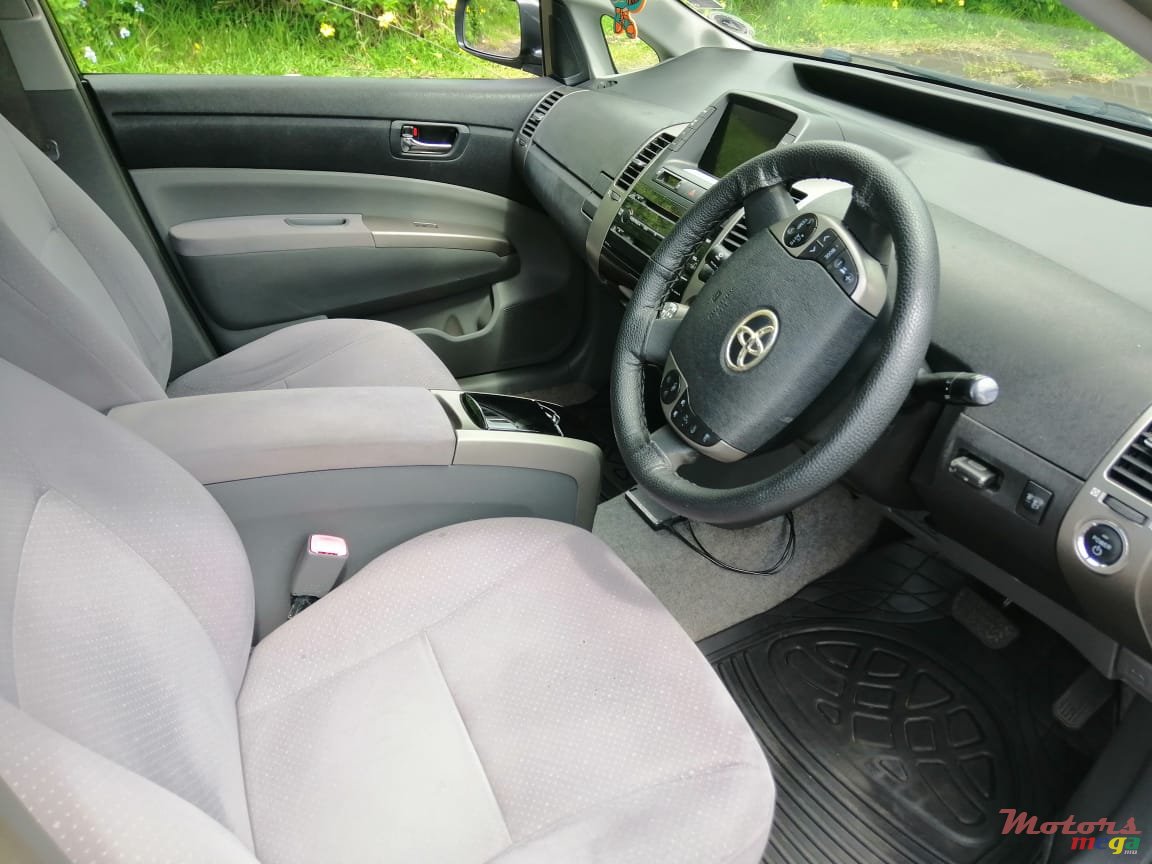 2011' Toyota Prius Plug-in Hybrid photo #3