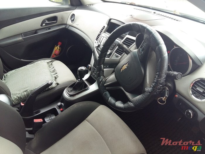 2010' Chevrolet Cruze photo #3