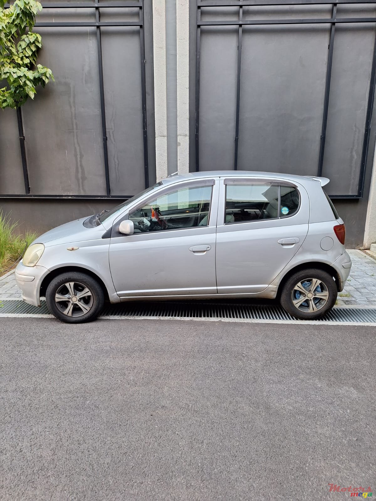 2002' Toyota Vitz photo #2