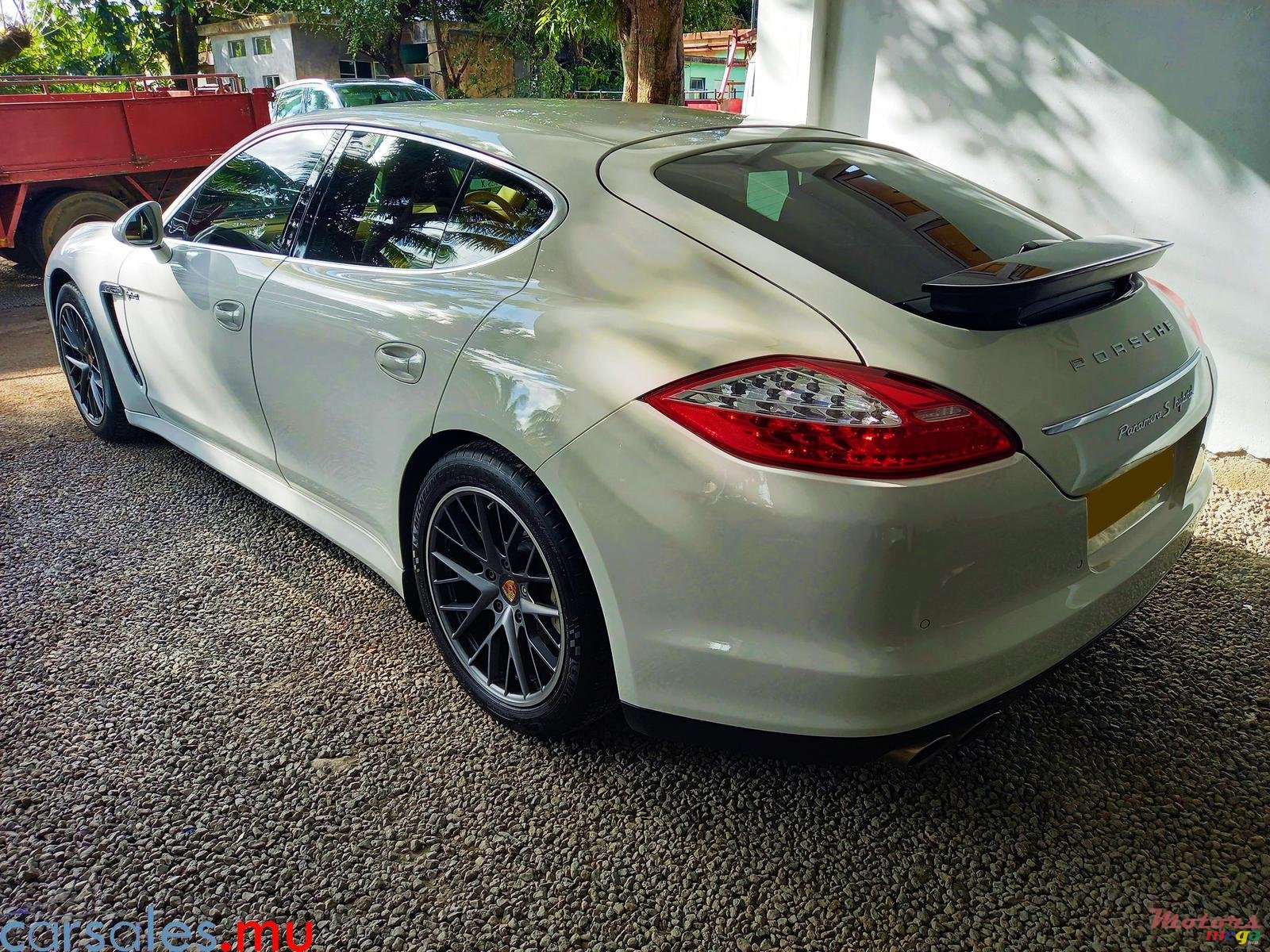 2012' Porsche Panamera S Hybrid 3.0 photo #3