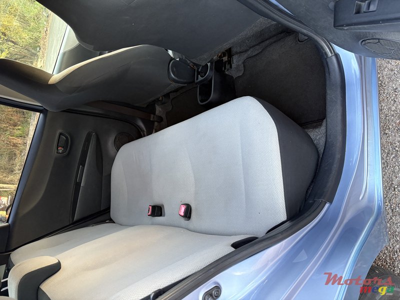 2012' Toyota Vitz photo #2