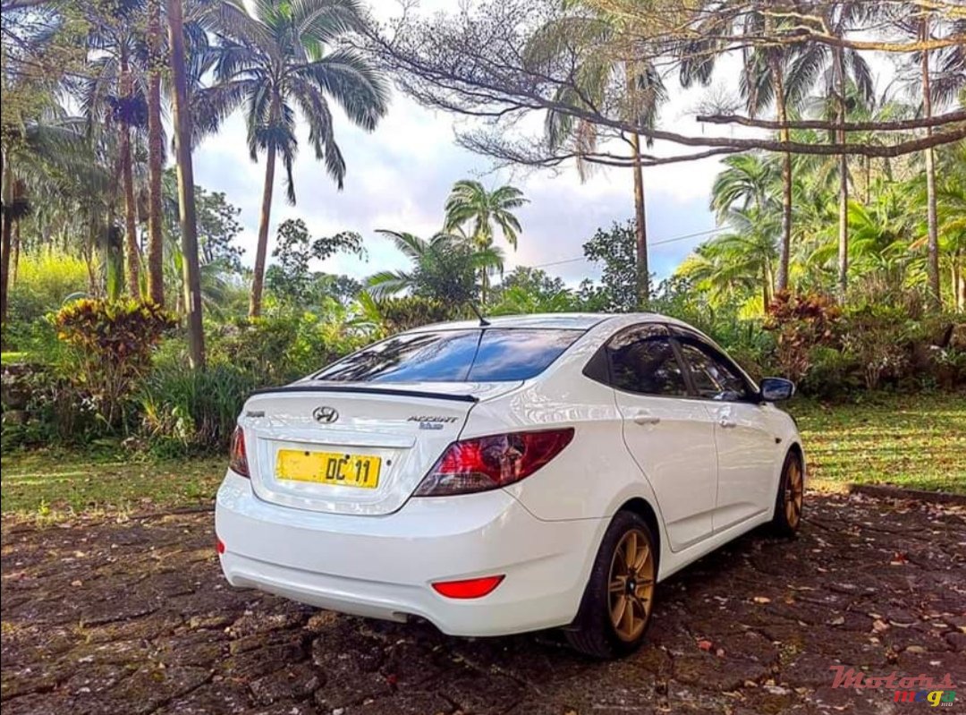 2011' Hyundai Accent photo #4