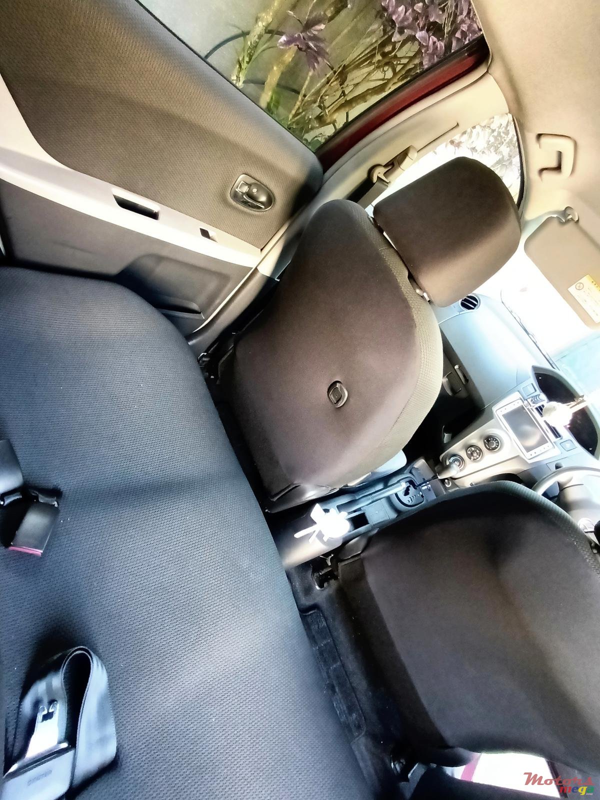 2010' Toyota Vitz photo #4