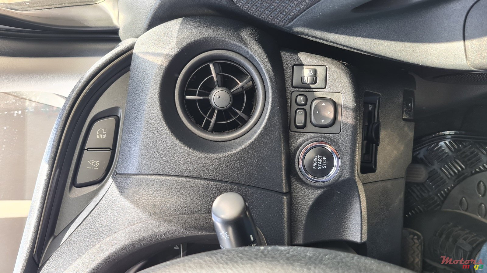 2017' Toyota Vitz 1330cc photo #4